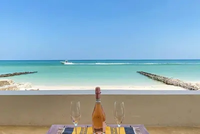 Image de Large & Stunning New Beachfront Home