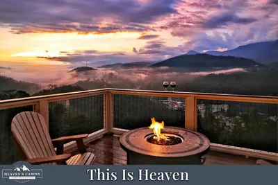 Spectacular Luxury Cabin near Downtown! 3 Masters! 3 Decks! Fire Pits! Wow View!