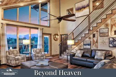 Image de Magnificent Modern Luxury Cabin! Views! Huge Decks! Fire Pits! Gaming! Theater!