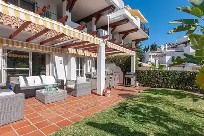 Image de 34 - Large beachfront garden apartment
