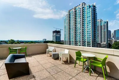 Image de Luxury Uptown Penthouse - Rooftop Terrace, Pool, Fireplace, City Views, Gated Parking, Pet Friendly!