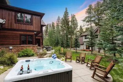 Peak 8 by AvantStay | Spacious Modern Cabin w/ Hot Tub & Views