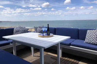 Image de Waterfront Stunning Home! Offering Major Discount for months March through June