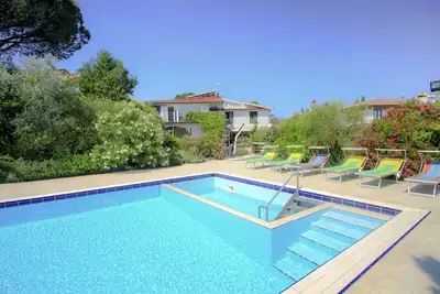 Image de Maison de vacances avec Wifi, climatisation, bain à remous, piscine privée, Tv, terrasse