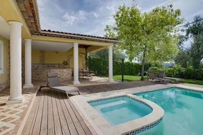 Image de Maison de vacances privée avec bain à remous, climatisation, Wifi, piscine privée, Tv, terrasse