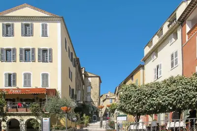 Image de Appartement dans une maison de vacances avec piscine, climatisation, Wifi, Tv, patio, animaux admis