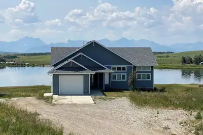 Image de Brand new beautiful home with the best view outside of Waterton Park. Upper fl.
