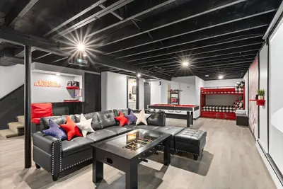 Image de Unique space? Hot tub? King bed? Games Room?