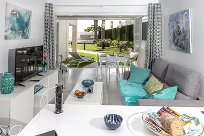 Aida- Beach Front Ground Floor Apartment View Garden