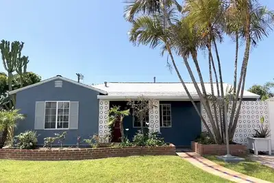 Great 2 bed/2 bath, 1/2 Mile to the Beach