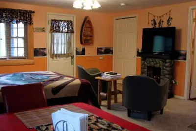 Image de Full Kitchen - Kayaks - outdoor Jacuzzi - on Lake Dubbonet- near Traverse City
