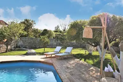Image de Intimité absolue dans un grand espace plein de nature avec une piscine.