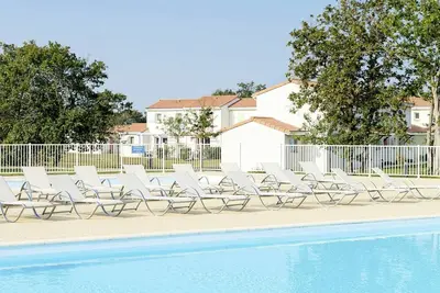 Image de Joli appartement dans une maison de vacances avec piscine, bain Ă remous, Tv, terrasse, parking
