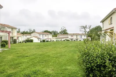 Image de Appartement dans une maison de vacances avec piscine, bain Ă remous, Tv, terrasse, parking
