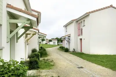 Image de Appartement dans une maison de vacances avec bain Ă remous, piscine, Tv, terrasse, parking