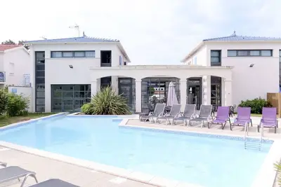 Image de Agréable appartement avec bain à remous, piscine, Wifi, Tv, terrasse, animaux admis et parking