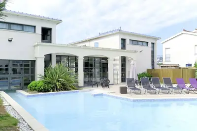 Image de Bel appartement avec Wifi, piscine, bain Ă remous, Tv, balcon, animaux admis et parking