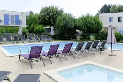 Image de Agréable appartement avec Wifi, bain à remous, piscine, Tv, terrasse, animaux admis et parking