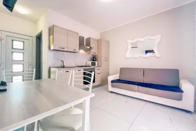 Image de Fiorita: Brand new and modern furnished and very close to downtown and the beach