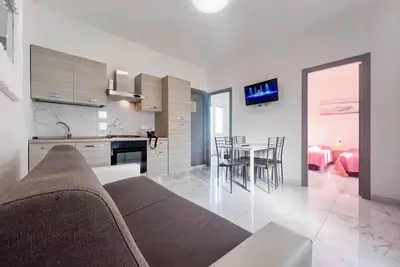 Image de Fiorita: Brand new and modern furnished and very close to downtown and the beach