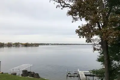 Image de Okauchee Lake 3br/2b with Hwf's, Sun Porch, Garage, Boat Slip Available!