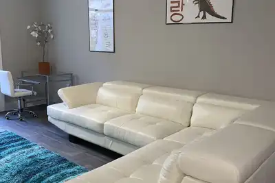 Image de Beautiful modern style home near Lenox Mall & shopping areas. Backyard garden.