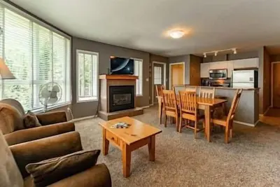 Image de Private Patio - HotTub - Sauna - Steps to Ski Hill