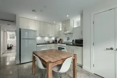Image de Spacious and modern apartment near Ubc