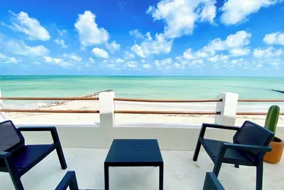 Image de Stunning Views 3 Br, 3baths, Beachfront house w/ pool