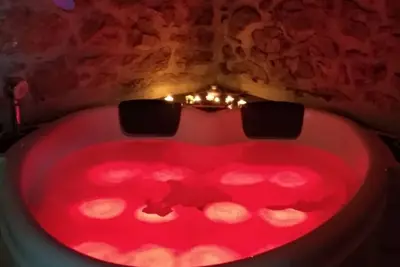 Image de Cottage avec Jacuzzi à côté du lit