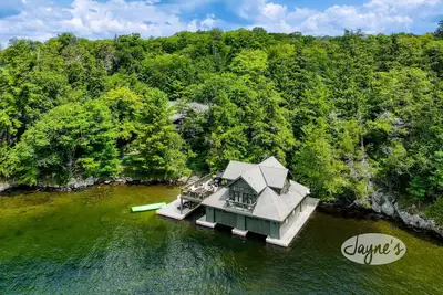 Image de Hard packed Sandy Beach, spacious 7 brdm 6 bath! Boathouse w Sleeping & Sundeck!