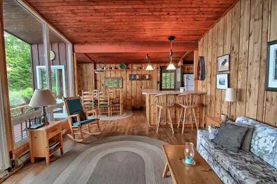 Image de Charming 2 brdm cottage, 2 bdrm Guest House. Boathouse Deck! 5 min Bala!