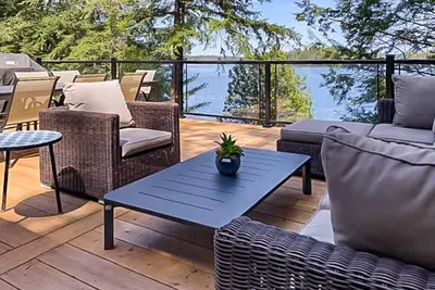 Image de Walk to Port Carling, 5+ bdrm, 1 bath! Ping Pong, Canoe, Kayak! Shallow Sandy!