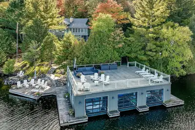 Image de Gorgeous Cottage on Lake Rosseau! Huge Boathouse Deck + 300ft of Frontage!