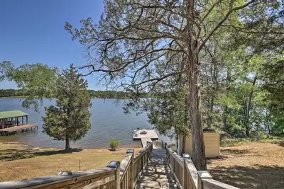 Image de House w/ Dock + Slide Situated on Lake Sinclair!