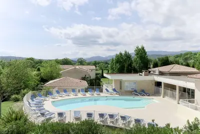 Image de Appartement dans une maison de vacances avec climatisation, piscine, Wifi, Tv, terrasse, parking
