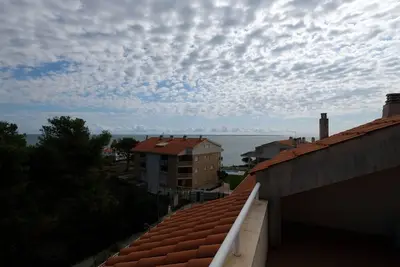 Confortable appartement pour 8 personnes avec piscine, climatisation, Wifi, Tv, balcon et parking
