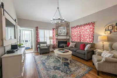 Image de 3 Bdr w/ Workcation Station! 💻Pet Friendly 🐶Centrally Located! (Fw2-6)