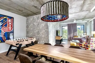 Image de Downtown Austin - Large 2br Pres. - Rooftop Pool - Walk To 6th St.