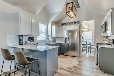 Image de Stylish Edmond charmer with Rainfall shower & large yard for kids & pets!