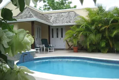 Image de Cherry Garden Villa Cottage pool in the desirable Rockley Beach location