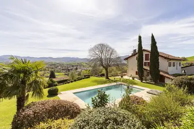 Image de Ferme Labourdine avec piscine 5 étoiles - Sare