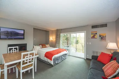 Image de Beautiful River Views - Walk Downtown ~ Fireplace ~ Patio