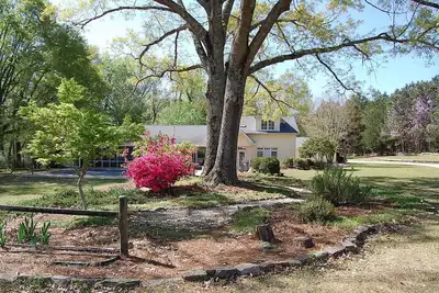 Image de Retraite d'hiver confortable sur 8 acres, idéal pour les grands groupes! 3 min des restaurants