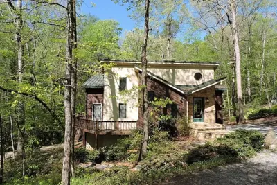 Image de Falling Waters - 150' Waterfall right behind the house!