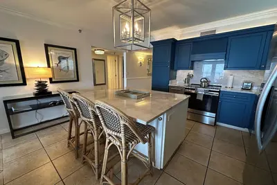 Image de \"Breakers East 1001 Gulf Front 3 Br/2ba-Covered Parking Beach setup included