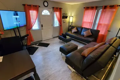 Image de 2 bedroom / 1 bath entire house across from the food trucks of the Aloha mall!