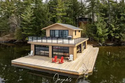 Image de Traditional 2 bdrm Cottage + 2 bdrm Boathouse on Lake Rosseau!