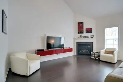 Image de Inviting High Point Townhome with Patio + Privacy!