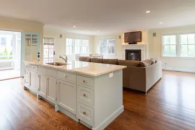 Image de Newly constructed (9 years) beach home only steps from Jenness Beach